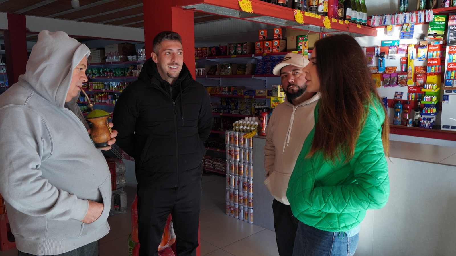 Marcos Felipi conversando com moradores